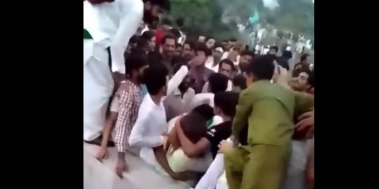 مینار پاکستان واقعہ: کیا "ہیش ٹیگ” مسئلہ کا حل ہے؟