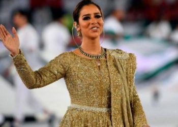 مومی مجسموں کیساتھ تصاویر اتروانے والی کا اپنا مجسمہ