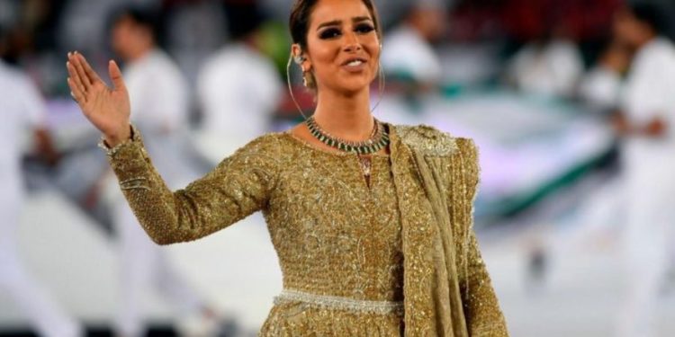 مومی مجسموں کیساتھ تصاویر اتروانے والی کا اپنا مجسمہ