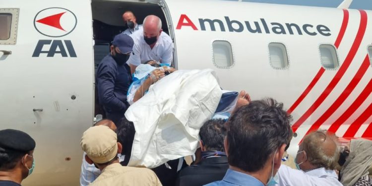 کامیڈی کنگ عمر شریف کی علاج کے لیے امریکا روانگی