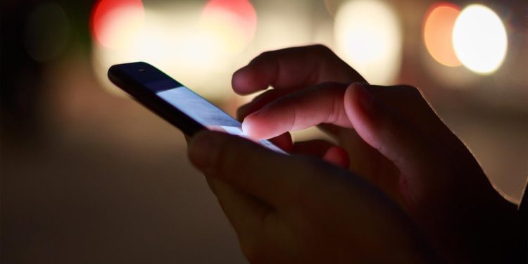 دبئی: آدھی رات کو موبائل فون استعمال کرنے کے اعتراض پرشوہر کا بیوی پر تشدد