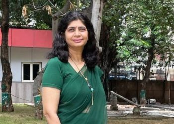 غریب بچوں کے لیے اسمارٹ فون کا تحفہ، بھارتی استانی کو مل گیا ایوارڈ