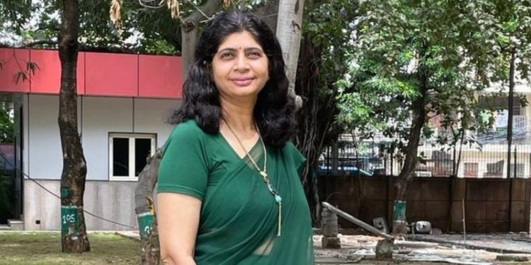 غریب بچوں کے لیے اسمارٹ فون کا تحفہ، بھارتی استانی کو مل گیا ایوارڈ