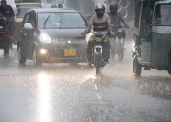 کراچی میں کہیں بارش کہیں صرف طوفانی ہوائیں