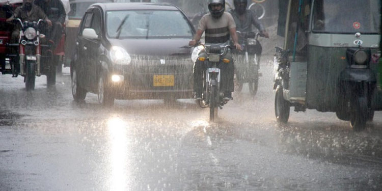 کراچی میں کہیں بارش کہیں صرف طوفانی ہوائیں