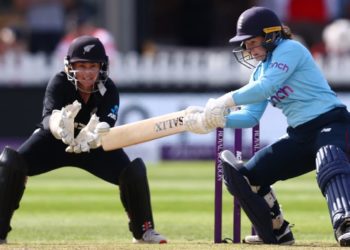 منافقت: سیکوریٹی خطرات کے باوجود  نیو ز ی لینڈ  اور انگلینڈ سیریز  جاری رکھنے کا اعلان