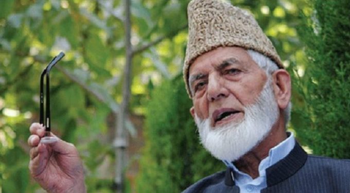 حریت رہنما سید علی گیلانی کو سپرد خاک کردیا گیا