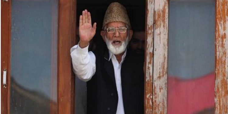 بزدل بھارتی فوج بزرگ کی میت سے بھی خوفزدہ