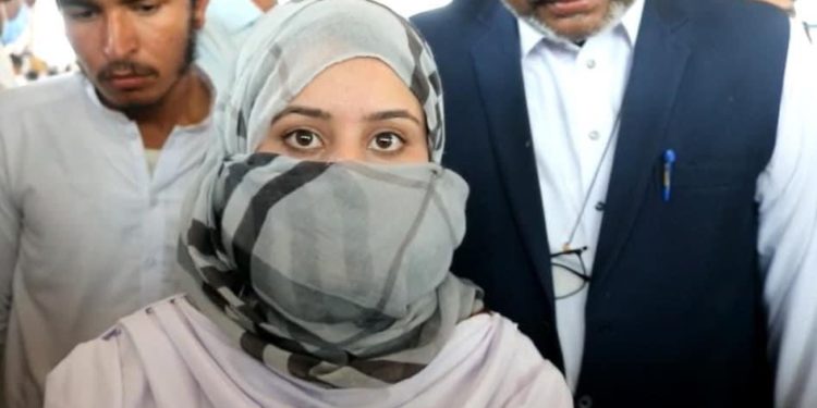 نوشہرہ کی قندیل نے اپنا نام کیوں روشن کیا؟