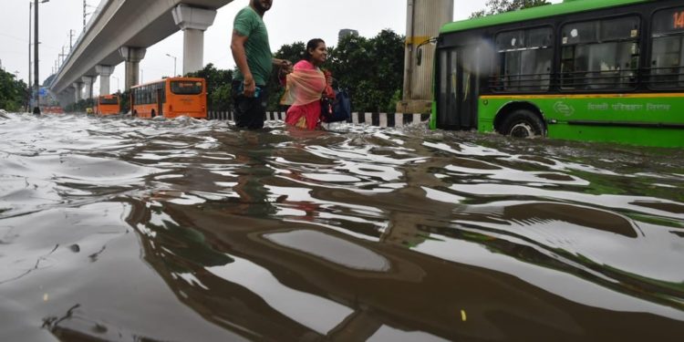دہلی ڈوب گیا ، شہری کی کشتی میں مٹرگشت، ہر جگہ بس پانی پانی