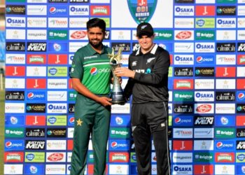 نئی کرکٹ کِٹ کے ساتھ پاکستانی ٹیم کیوی کو قابو کرنے کی جدوجہد میں