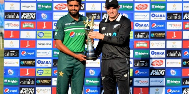 نئی کرکٹ کِٹ کے ساتھ پاکستانی ٹیم کیوی کو قابو کرنے کی جدوجہد میں