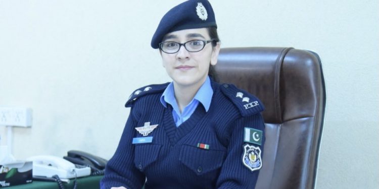 خواتین کو وراثت میں حق دینے کی حمایت پر خاتون پولیس افسر کی پذیرائی