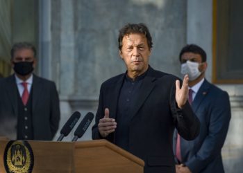 رسیدیں دینے کے بجائے باہر سے بیٹھ کر تقاریر کی جارہی ہیں، وزیراعظم عمران خان