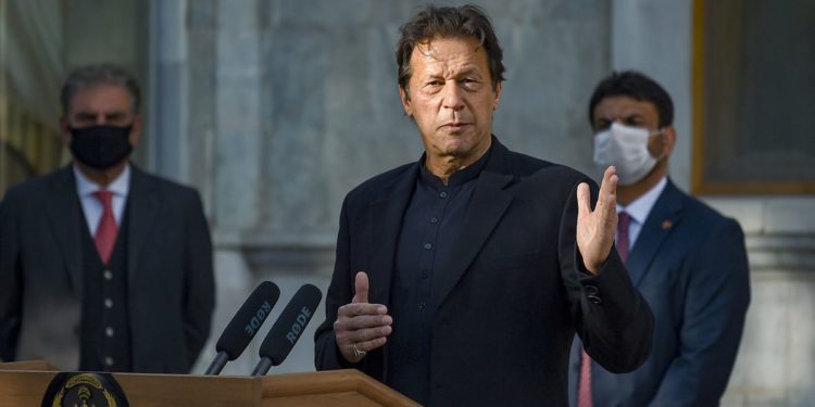 رسیدیں دینے کے بجائے باہر سے بیٹھ کر تقاریر کی جارہی ہیں، وزیراعظم عمران خان
