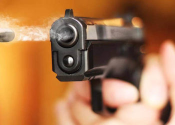 دہلی کی عدالت میں وکیلوں کے بھیس میں قاتلوں نے گینگسٹر کو مار ڈالا