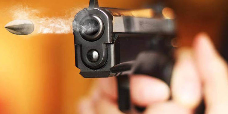 دہلی کی عدالت میں وکیلوں کے بھیس میں قاتلوں نے گینگسٹر کو مار ڈالا