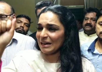 فلم اسٹار میرا کا عدالت میں رو رو کر برا حال، اربوں روپے کے نقصان کا بھی ذکر