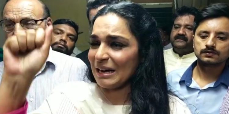 فلم اسٹار میرا کا عدالت میں رو رو کر برا حال، اربوں روپے کے نقصان کا بھی ذکر