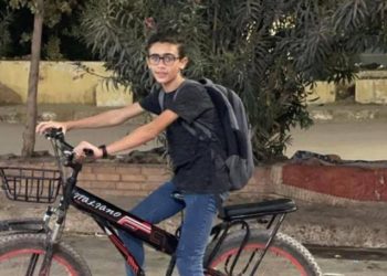 مصری بچہ جو مطالعے کی پیاس بجھانے والوں کا بنا سہارہ