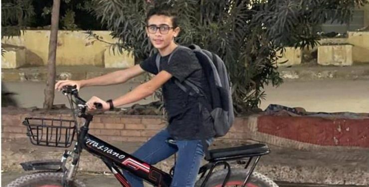 مصری بچہ جو مطالعے کی پیاس بجھانے والوں کا بنا سہارہ