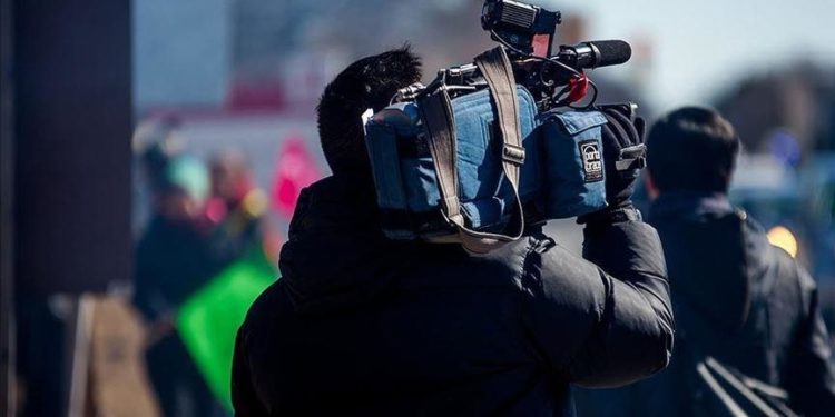 کینیڈین نسل پرست سیاست دان کی جانب سے صحافیوں کو ہراساں کرنے کا واقعہ