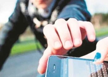 رپورٹر کا موبائل فون چھیننا مہنگا پڑ گیا