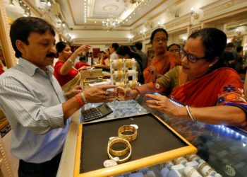 بھارتی خواتین سونا فروخت کرنے پر کیوں مجبور؟