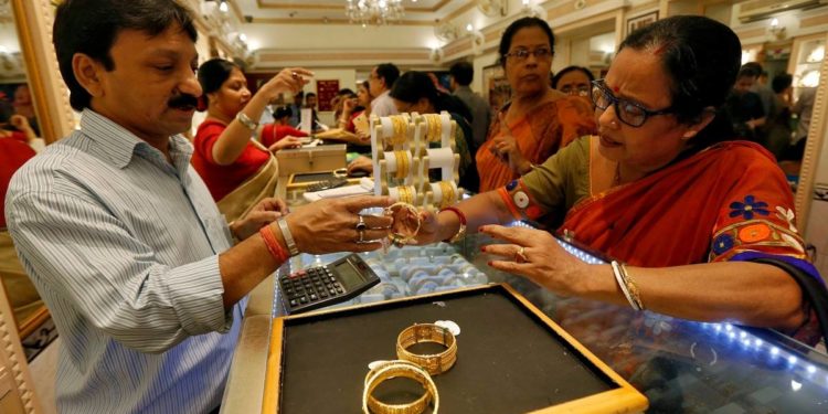 بھارتی خواتین سونا فروخت کرنے پر کیوں مجبور؟