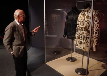 نیلسن مینڈیلا کی مخصوص قمیض نیلامی کے لیے تیار