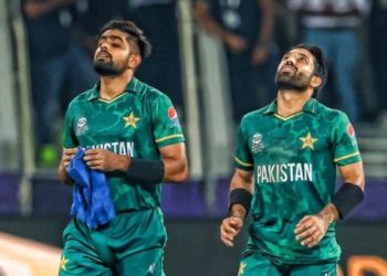 پاکستان کی جیت اور بیٹے کی شاندار بیٹنگ پر بابر اعظم کے والد آبدیدہ