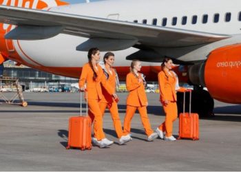 یوکرین ائیرہوسٹس کی اونچی ہیل اور چست لباس سے نجات