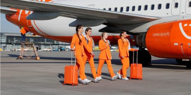 یوکرین ائیرہوسٹس کی اونچی ہیل اور چست لباس سے نجات