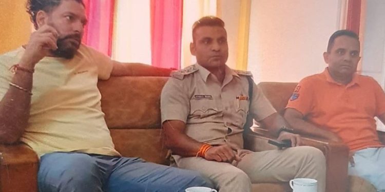 متعصبانہ فقرہ کسنے پر یوہراج سنگھ کی گرفتاری اور پھر رہائی