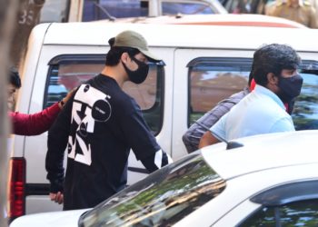 شاہ رخ خان کا بیٹا آریان منشیات کیس میں زیر حراست