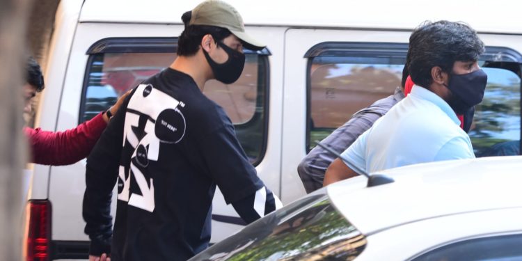 شاہ رخ خان کا بیٹا آریان منشیات کیس میں زیر حراست