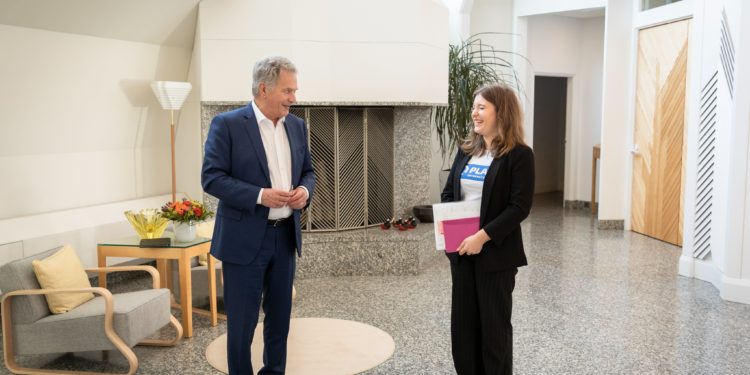 فن لینڈ کی طالبہ اور ایک دن کے صدر کی ذمے داری