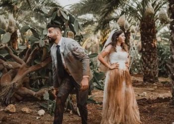 کیچڑ میں لت پت ہوتے مصری جوڑے کی شادی کا فوٹو سیشن