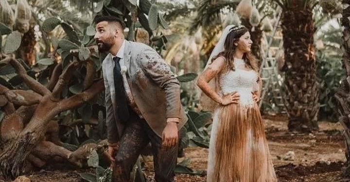 کیچڑ میں لت پت ہوتے مصری جوڑے کی شادی کا فوٹو سیشن