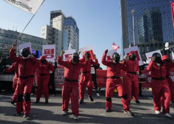 ورکرز کا ’اسکویڈ گیمز‘ کے باڈی گارڈز کا روپ دھار کر احتجاج