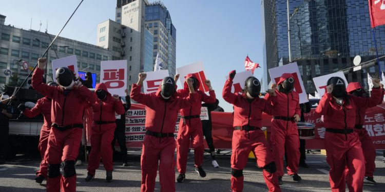 ورکرز کا ’اسکویڈ گیمز‘ کے باڈی گارڈز کا روپ دھار کر احتجاج