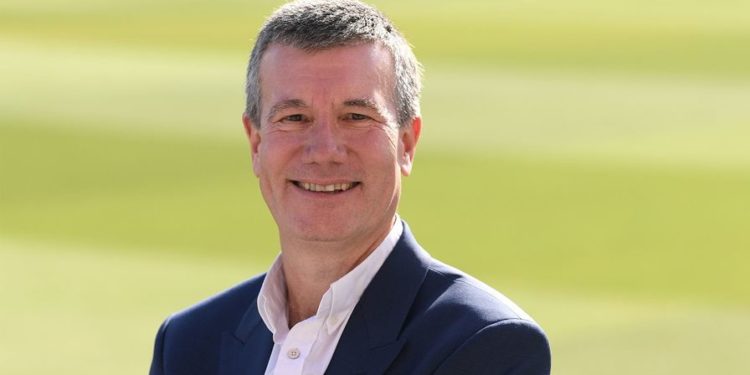 آئن واٹ مور  انگلش کرکٹ بورڈ کے چیئرمین سے مستعفی