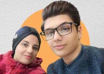 ایک ہی   یونیورسٹی میں ساتھ ساتھ پڑھنے والے ماں اور بیٹے