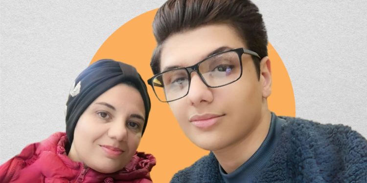 ایک ہی   یونیورسٹی میں ساتھ ساتھ پڑھنے والے ماں اور بیٹے