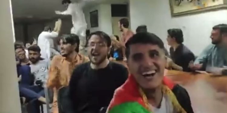 پاکستانیوں کی کشادلی، افغان طالب علموں کا آزادانہ جشن