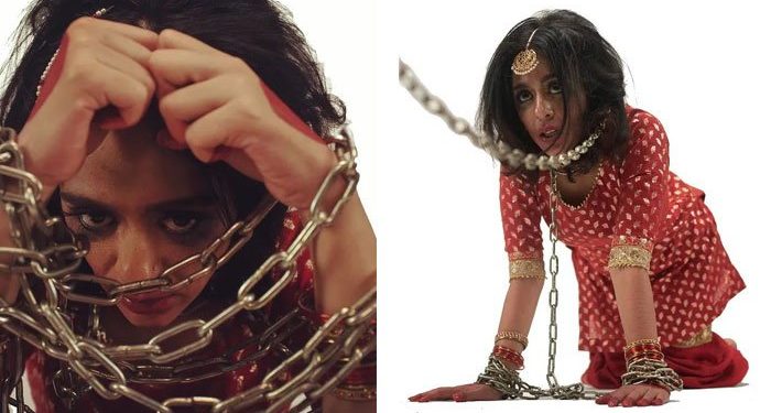 اداکارہ یسریٰ رضوی زنجیروں میں کیوں جکڑی ہوئی ہیں؟