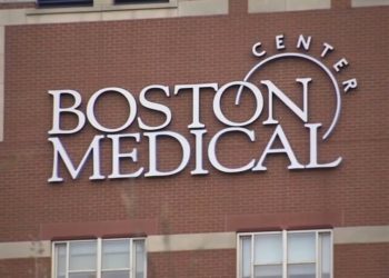 سرجری کے دوران گاڑی میں سونے والے سرجن پر جرمانہ