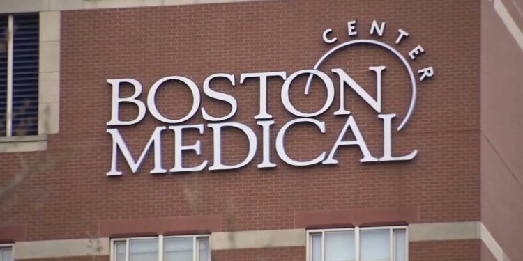 سرجری کے دوران گاڑی میں سونے والے سرجن پر جرمانہ