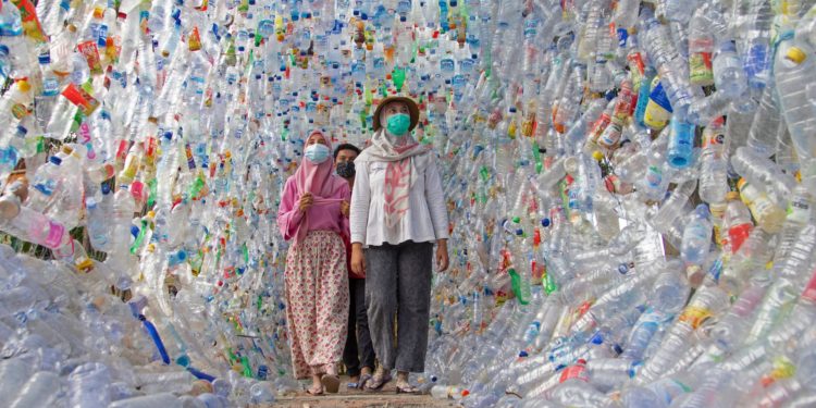 آبی حیات کو بچانے کیلئے انڈونیشیا میں پلاسٹک میوزیم