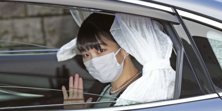 تخت و تاج کو ٹھکرا کر ایک عام سی شادی